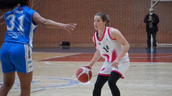 Julieta Mungo en un lance del partido ante Ardoi (RACA) 