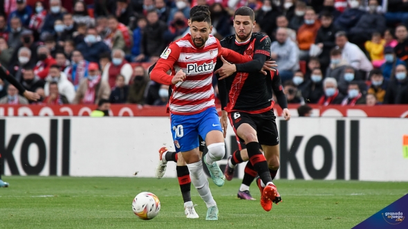Antonio Puertas, en un lance del Granada - Rayo (JOSÉ M. BALDOMERO)