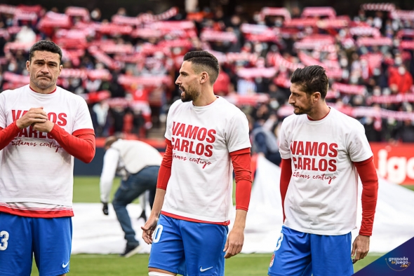 Los jugadores del Granada mostraron camisetas de apoyo a Carlos Neva en la previa contra el Rayo (JOSÉ M. BALDOMERO)