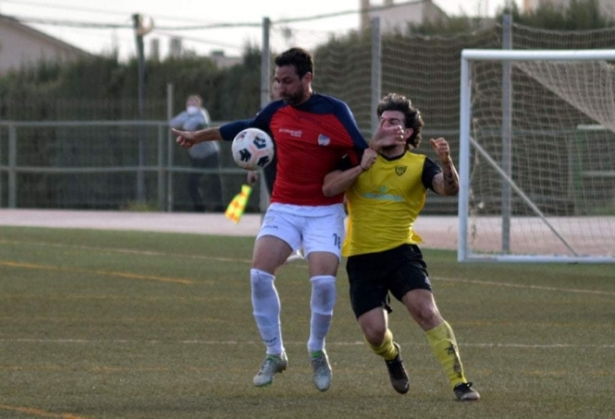 Piru, jugador del FC Cubillas, en el partido ante el Estepona (J. PALMA) 