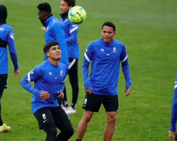 Arezo y el ex sevillista Bacca, en un entrenamiento reciente (GCF)