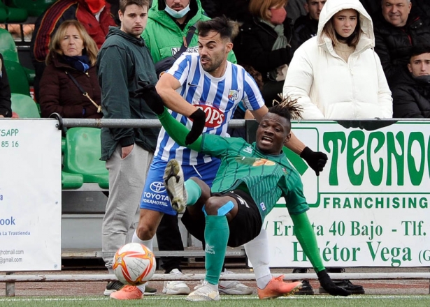 Una acción del derbi entre Huétor Vega y Motril jugado en la ida (JOSÉ M. BALDOMERO)