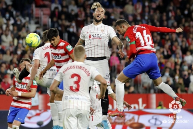 Momento en el que Víctor Díaz cabeceó para poner el 2-2 momentáneo en el Sánchez Pizjuán (LALIGA)