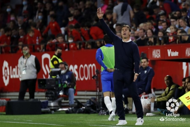 Julen Lopetegui da órdenes a los suyos en el partido contra el Granada (LALIGA)