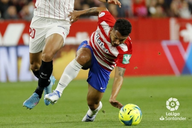 Luis Suárez, en un lance del partido ante el Sevilla (LALIGA)