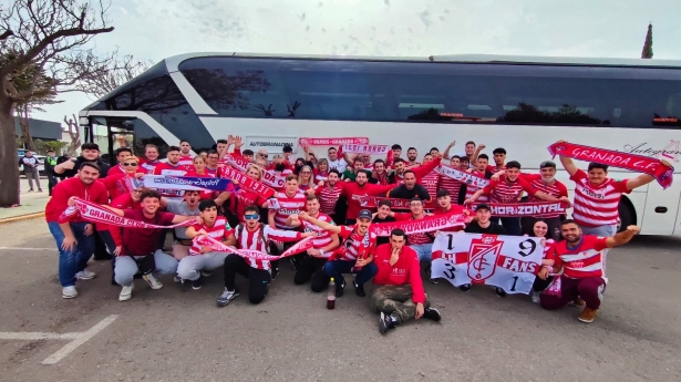 Decenas de aficionados rojiblancos que se desplazaron en autobús hasta Sevilla (GRADA 1931)