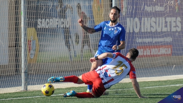 El derbi estuvo lleno de intensidad (JOSÉ M. BALDOMERO) 