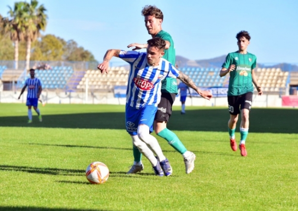 Carli (CF Motril) y Javi Prieto (Huétor Vega), en un lance del PARTIDO (SEMANARIO MUCHO DEPORTE) 