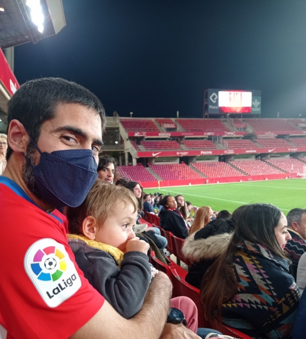 Rodrigo presencia el Granada Femenino - Alhama en los brazos de su padre