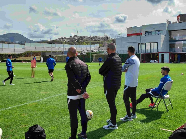 Carlos Neva presencia el entrenamiento de su equipo durante el martes (FRAN CALVO)