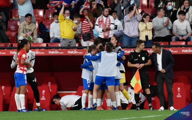 El banquillo del Granada Femenino celebra el gol de Lauri al Alhama en el `Nuevo Los Cármenes` (JOSÉ M. BALDOMERO)