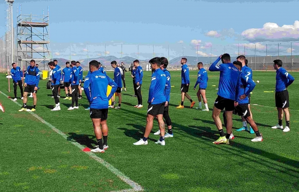Imagen del entrenamiento del Granada durante la matinal de este Jueves Santo (FRAN CALVO)