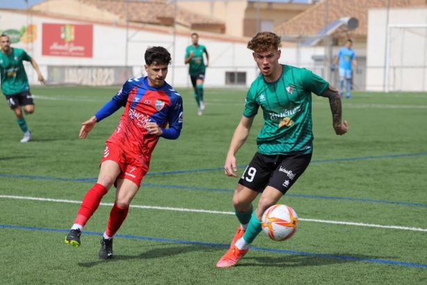 Lance del partido entre el Huétor Vega y el Torre del Mar en Las Viñas (JOSÉ ANDRÉS FERNÁNDEZ)
