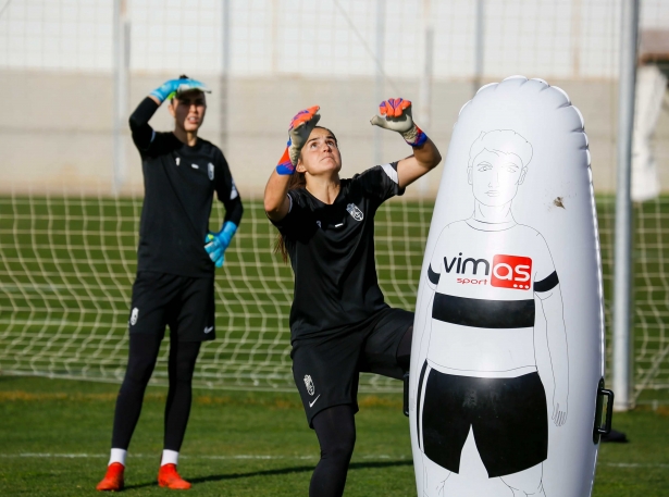 María Pi y Andrea Romero, en un entrenamiento con el Granada (GCF)