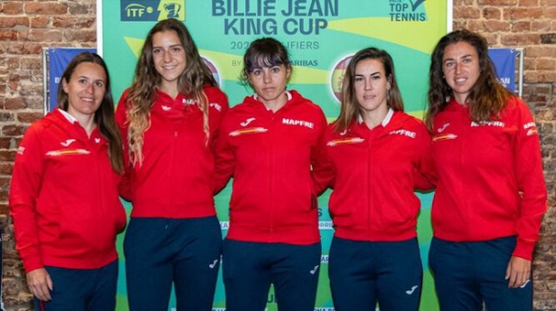 Nuria Párrizas y el resto de integrantes de la selección española (RFET)