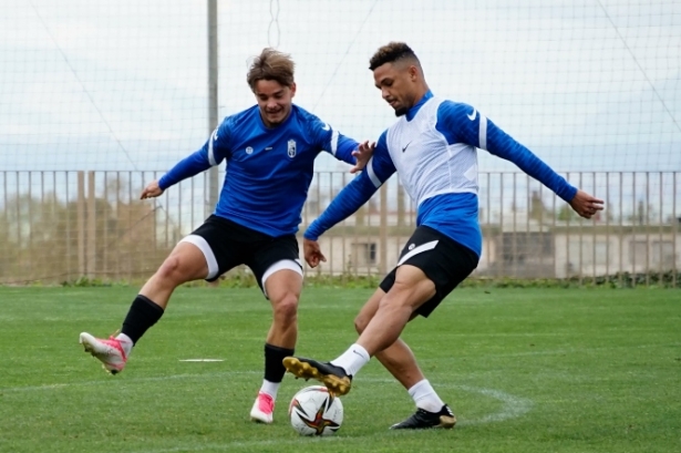 Sesión de entrenamiento del Recreativo Granada (CANTERA NAZARÍ) 