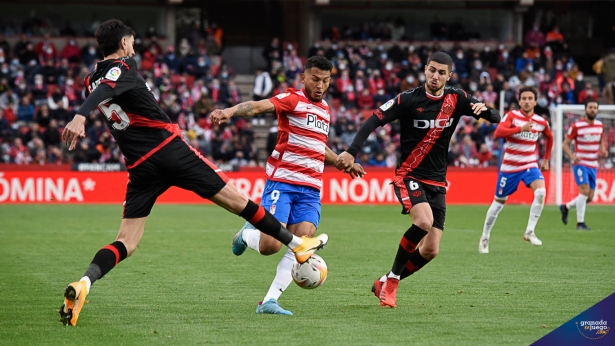 Luis Suárez se perderá un partido con el Granada por primera vez esta temporada (JOSÉ M. BALDOMERO)