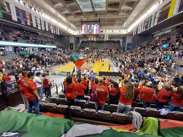El Palacio celebra la victoria de su equipo sobre Lucentum Alicante (FRAN CALVO)