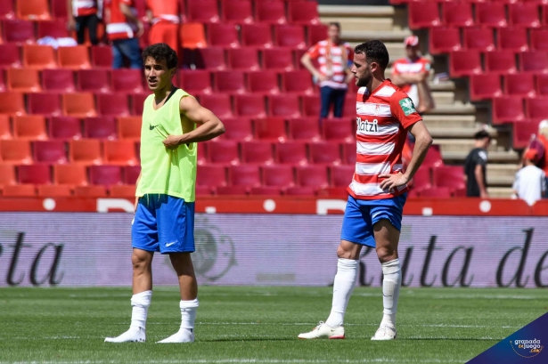 Quini, junto a Milla, al término del encuentro contra el Levante (JOSÉ M. BALDOMERO)