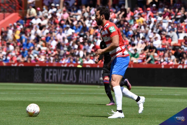 Germán, en un lance del partido contra el Levante en `Los Cármenes` (JOSÉ M. BALDOMERO)