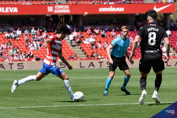 Momento en el que Collado disparó para hacer su primer gol como rojiblanco (JOSÉ M. BALDOMERO)