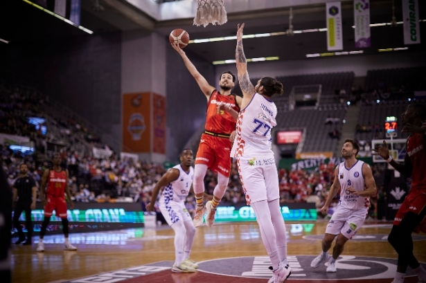 Lluis Costa penetra a canasta en el encuentro ante HLA Alicante (FERMÍN RODRÍGUEZ / FUNDACION-CBG) 