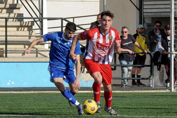Una acción del derbi entre Arenas y Maracena de la pasada jornada (JOSÉ M. BALDOMERO)