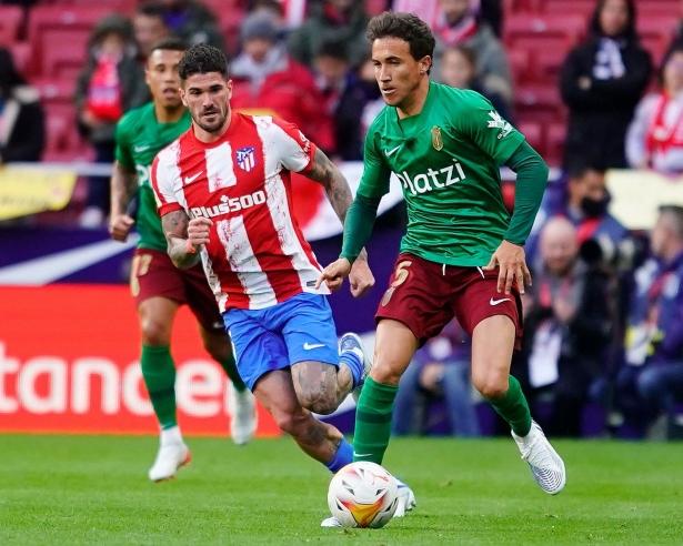 Luis Milla es perseguido por De Paul durante un lance del partido en el Wanda Metropolitano (PEPE VILLOSLADA / GCF)