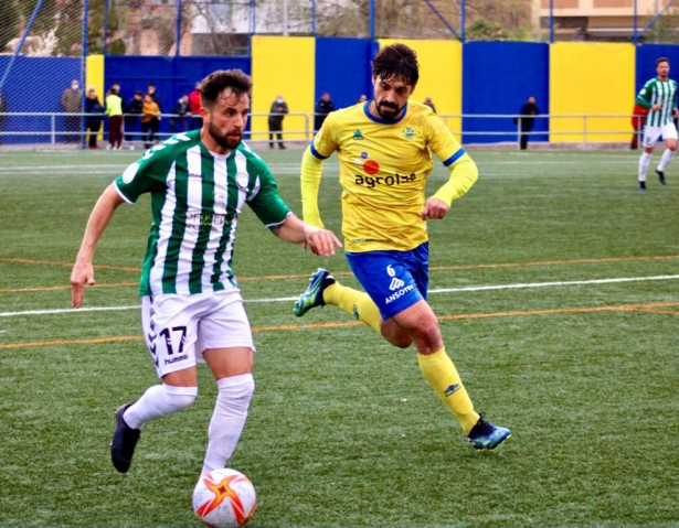 Ramiro persigue a un jugador de la Juventud Torremolinos (PACO CASTILLO) 