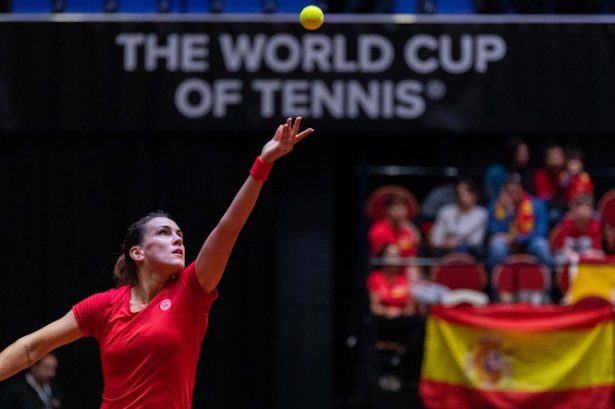 Nuria Párrizas ejecuta un saque durante la Billie Jean King Cup (RFET/ ARCHIVO) 