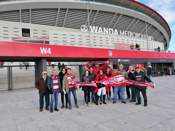 Aficionados rojiblancos en los exteriores del Wanda Metropolitano