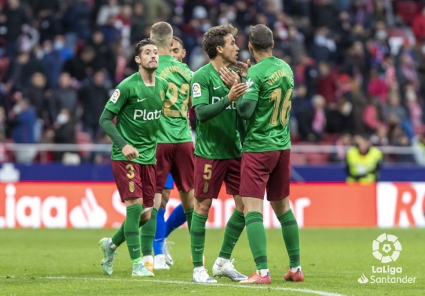 Los jugadores del Granada, al término del choque en el Wanda (LALIGA)