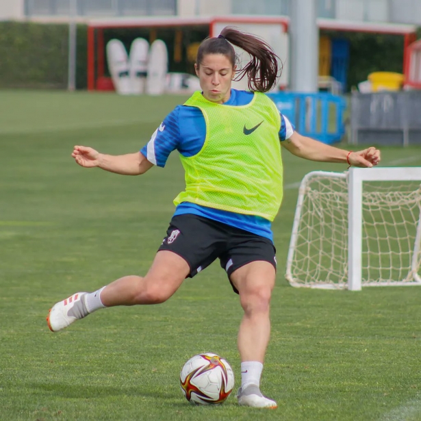 Cristina Postigo, en un entrenamiento con el Granada (GCF)