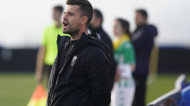 Roger Lamesa da indicaciones a su equipo durante un partido anterior (GCF)