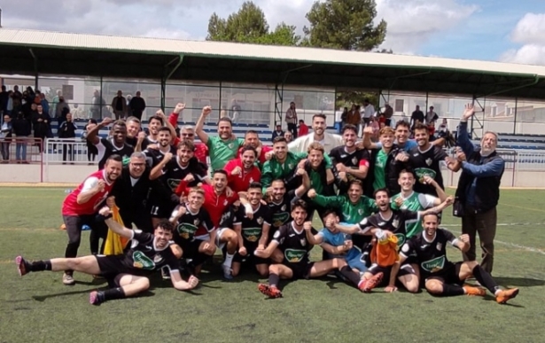 El CD Huétor Vega celebra la permanencia (CD HUÉTOR VEGA) 