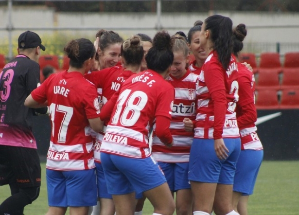 Las jugadoras del Granada celebran el segundo gol ante La Solana (GCF)