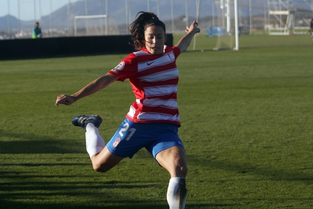 Cristina Postigo, en un partido con el Granada Femenino esta temporada (JOSÉ VELASCO / GRJ)