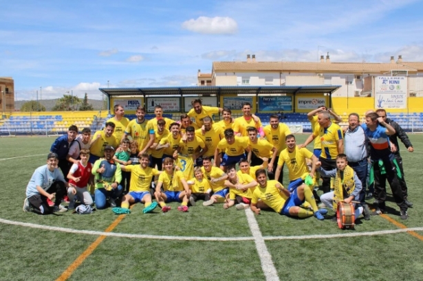 El Agroisa Huétor Tájar celebró su clasificación sobre el césped del Miguel Moranto (PACO CASTILLO) 