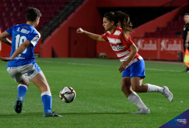 Laura Pérez, en el partido ante el Alhama en `Los Cármenes` (JOSÉ M. BALDOMERO)