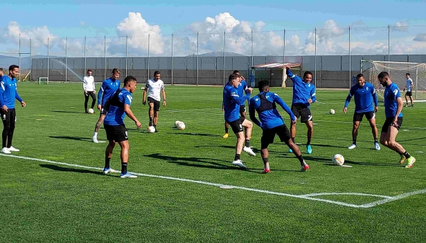 Rondo del entrenamiento de este jueves del Granada, con Gonalons y Machís entre los integrantes (FRAN CALVO)