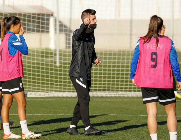 Roger Lamesa, en un entrenamiento con el Granada Femenino (GCF)