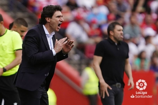Karanka aplaude a sus jugadores durante el partido frente al Celta (LALIGA)
