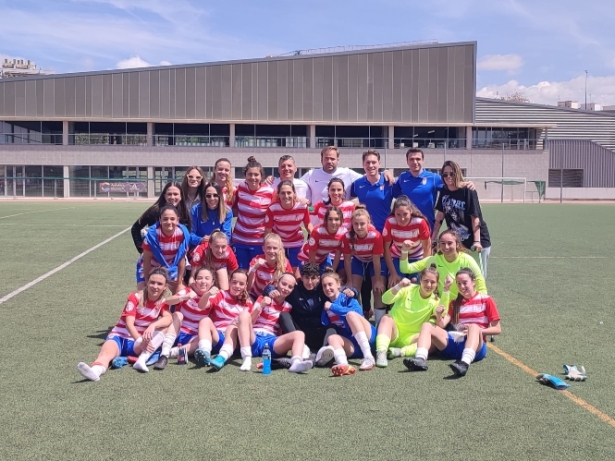 El Granada Femenino B celebra la permanencia (JAVI ARROYO / GRANADA CF) 
