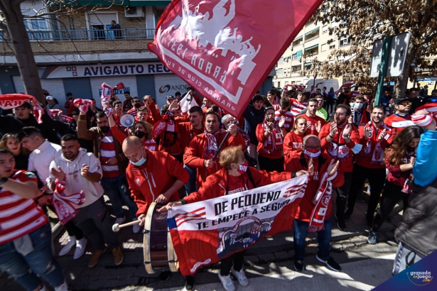 Miembros de la grada de animación, en un recibimiento al autobús del equipo (JOSÉ M. BALDOMERO)