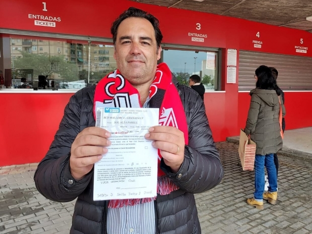 El aficionado Juan de los Santos luce su entrada para Mallorca en las taquillas de `Los Cármenes` (FRAN CALVO)
