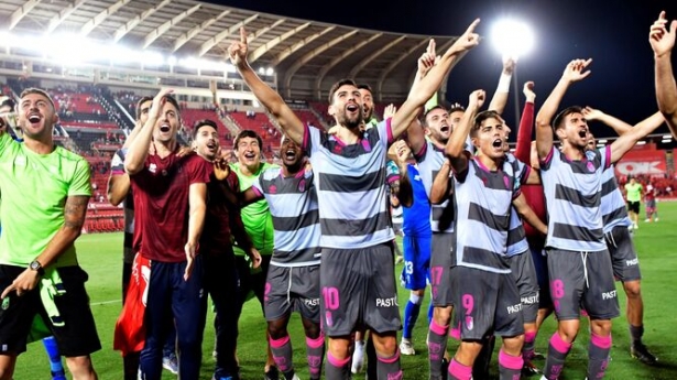 Los jugadores del Granada celebran en Son Moix el ascenso a Primera de 2019 (EFE)