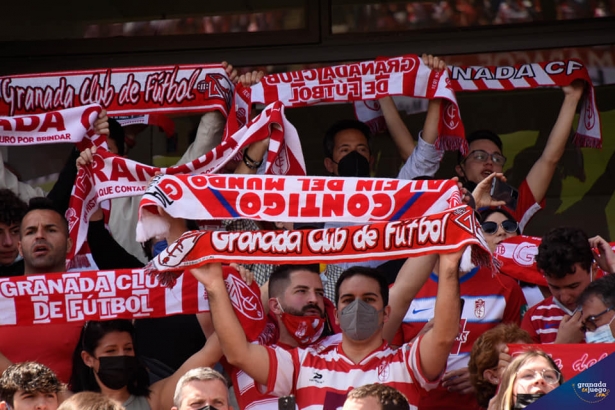 Aficionados del Granada en las gradas del `Nuevo Los Cármenes` durante un anterior partido (JOSÉ M. BALDOMERO)