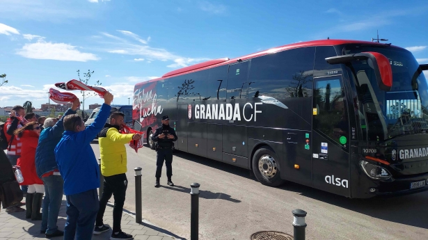 Aficionados del Granada reciben al autobús del equipo en el Wanda en el último partido a domicilio (FRAN CALVO)