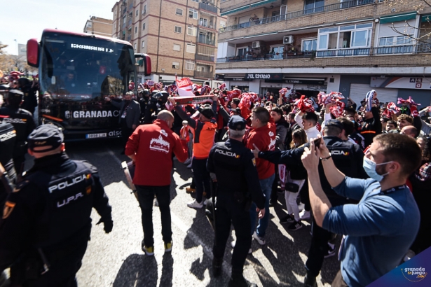 La afición del Granada se cita el viernes por la tarde para despedir al equipo antes de viajar hasta Mallorca (JOSÉ M. BALDOMERO)