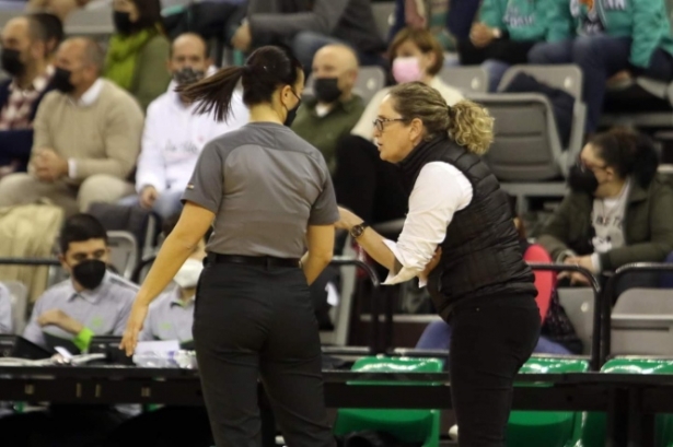 Maribel Píñar habla con una colegiada durante un encuentro en el Palacio de Deportes (JOSÉ VELASCO) 